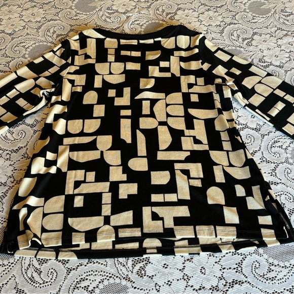 NWT Chico’s Travelers Block Back and Cream Print Split Neck Blouse Size 2 - Picture 7 of 11